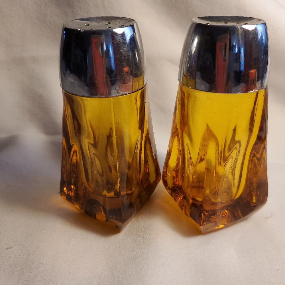 LIBBEY 'S VINTAGE 60'S AMBER GLASS SALT AND PEPPER SHAKERS
